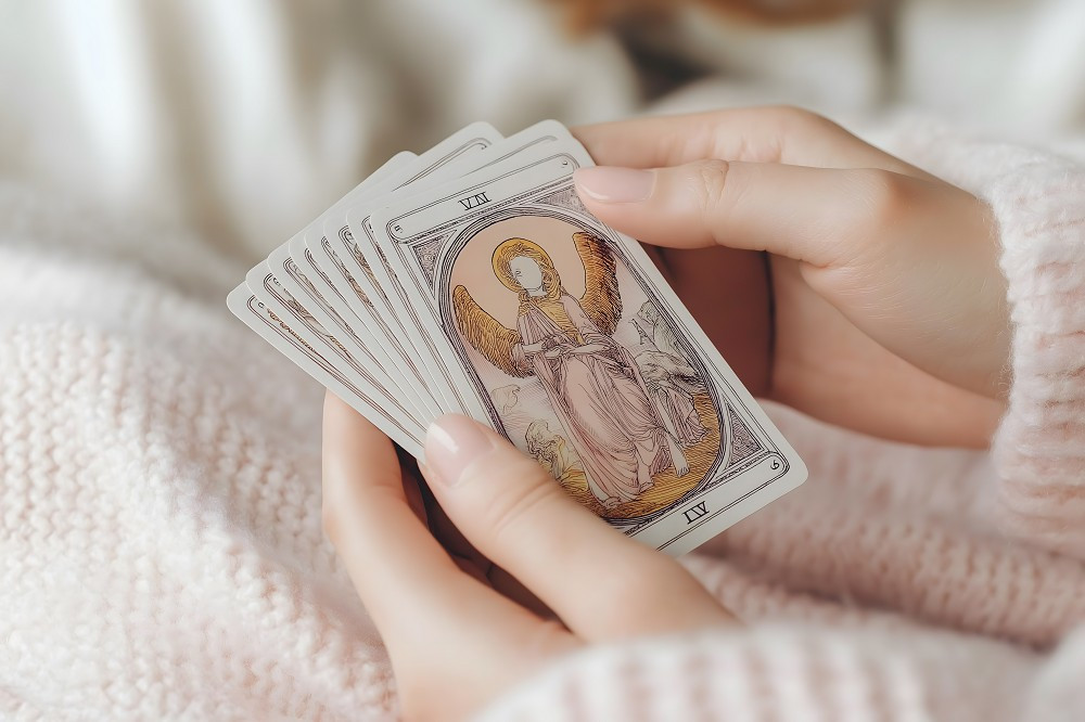 Kartenlegen: Foto: © MAX RETRI / AdobeStock / #944345917 Kartenlegen: Foto: © MAX RETRI / AdobeStock / #944345917